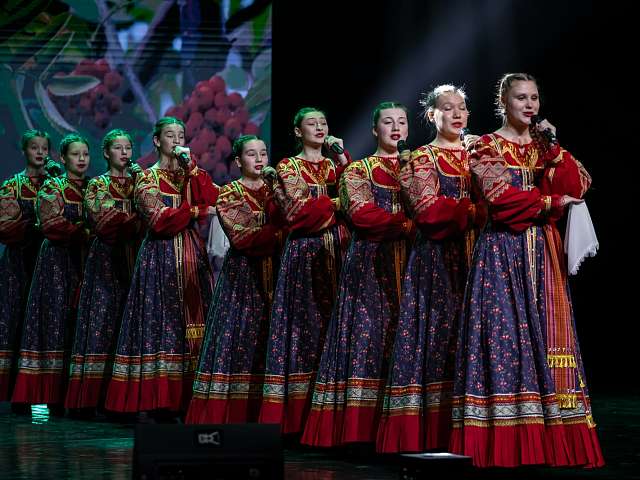 Образцовый ансамбль русской песни «Смородина» ЦДШИ им. М. Ф. Кнауф‑Каминской одержал победу на региональном этапе XII Всероссийского хорового фестиваля в Амурской области.   
