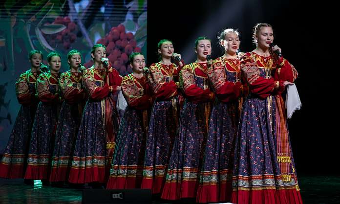 Образцовый ансамбль русской песни «Смородина» ЦДШИ им. М. Ф. Кнауф‑Каминской одержал победу на региональном этапе XII Всероссийского хорового фестиваля в Амурской области.   