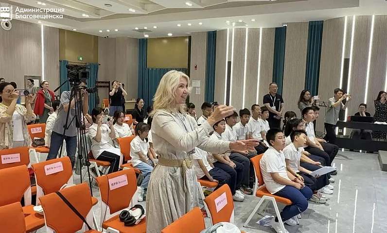 Директор Центральной детской школы искусств Благовещенска научила воспитанников Китайского детского центра в Пекине петь русские песни
