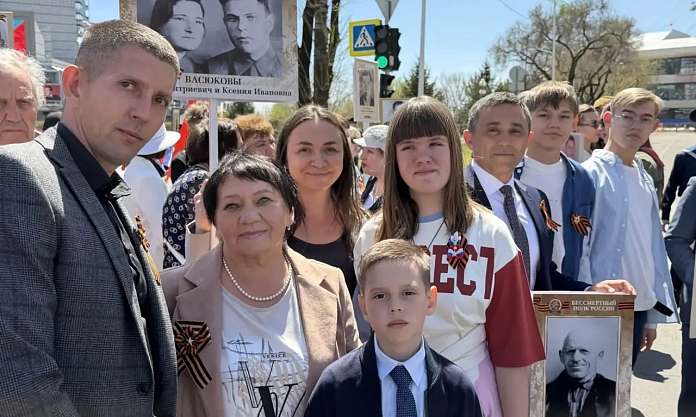 Больше двадцати тысяч горожан пронесли портреты героев по главной улице Благовещенска
