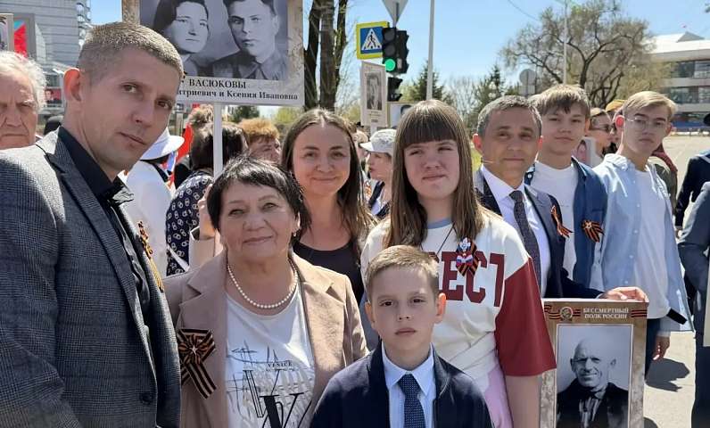 Больше двадцати тысяч горожан пронесли портреты героев по главной улице Благовещенска
