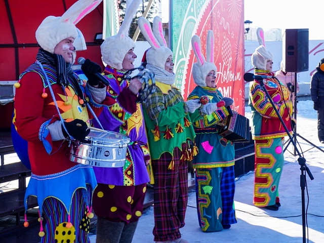 Дед Мороз, зайцы и юные благовещенцы веселились сегодня на площади Ленина