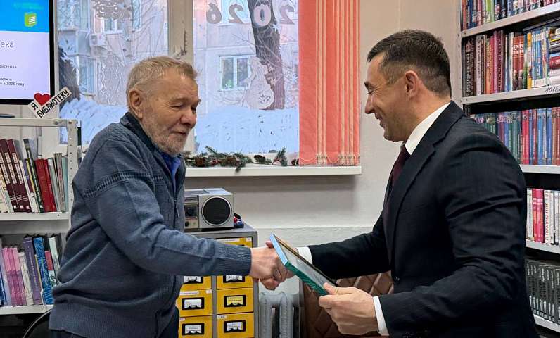 В муниципальной библиотеке «Диалог» прошла встреча мэра Благовещенска Олега Имамеева с городскими писателями