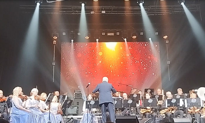 «Амур Джаз Бэнд» провёл горожан по страницам отечественных кинолент