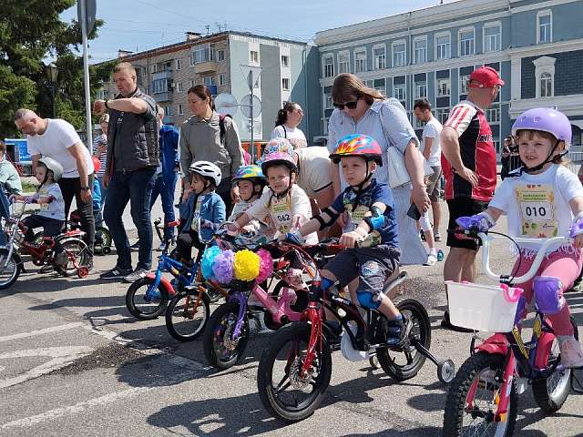 Юные жители Благовещенска ворвались в лето энергичным велозабегом