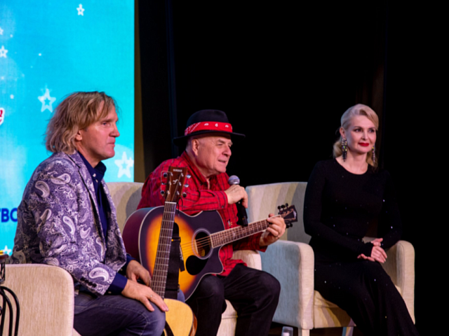 Ярким завершением фестивальной программы XI Международного фестиваля "Детство на Амуре" на Российской стороне стала творческая встреча звёздного десанта с жителями областного центра