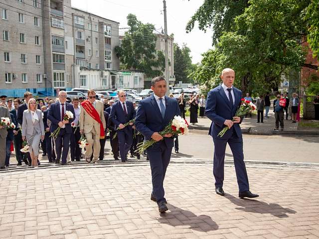 В честь празднования 169-й годовщины со дня основания Благовещенска в разных памятных местах города прошли торжественные церемонии возложения цветов